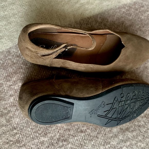 Suede shoes...Mary Janes - Picture 3 of 4